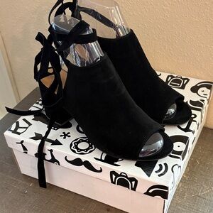 Elegant Black Peep-Toe Women's Shoes